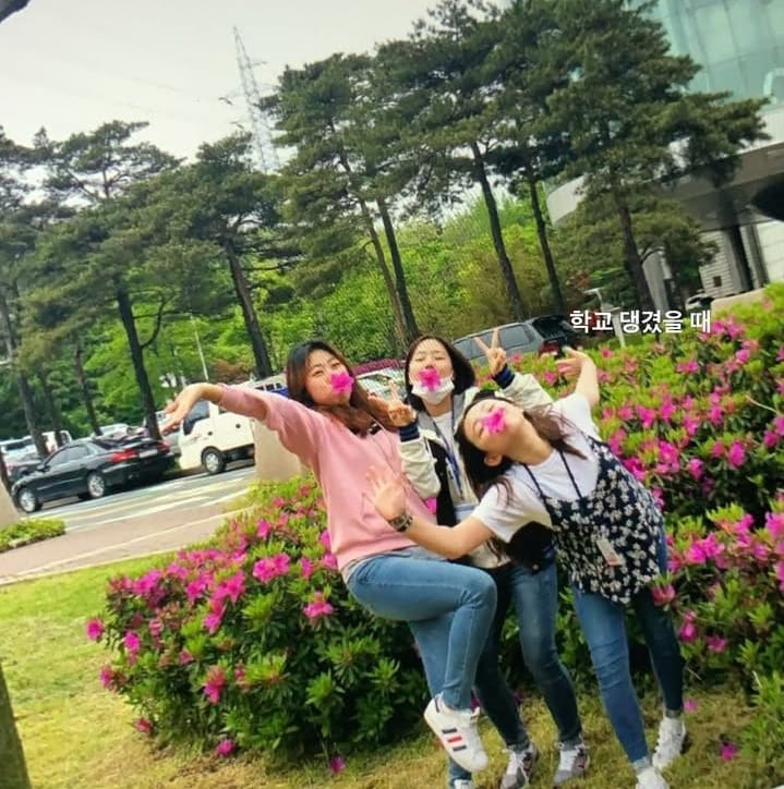 Jin Min-seo with her students